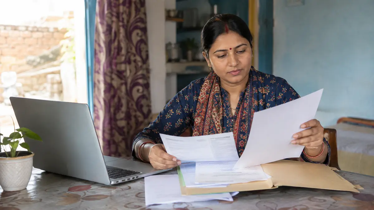 बिहार निवास प्रमाण पत्र की जानकारी लेते बिहार के नागरिक