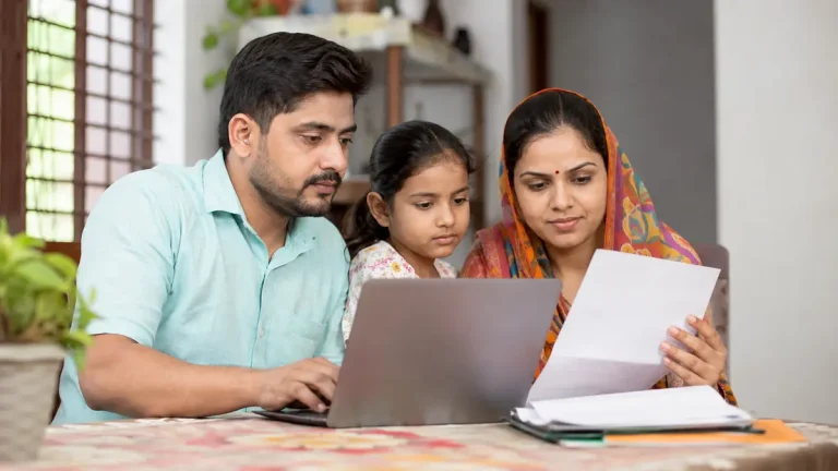 RTPS Bihar online apply की जानकारी लेते बिहार के नागरिक